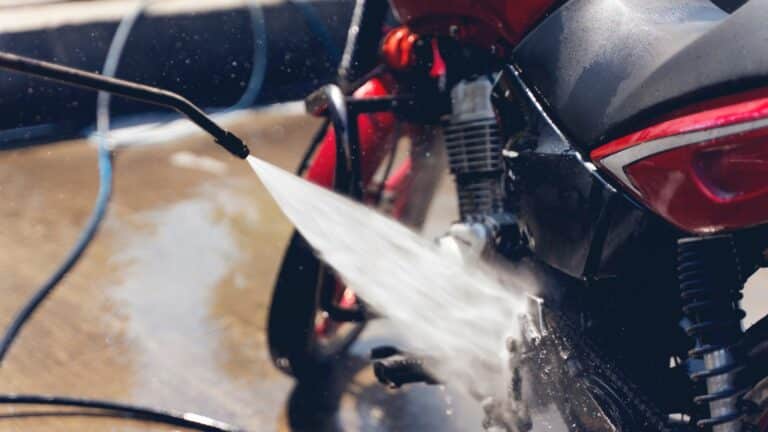 Comment nettoyer votre moto avec un nettoyeur Karcher