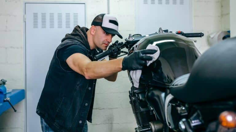 Comment nettoyer un réservoir de moto ?