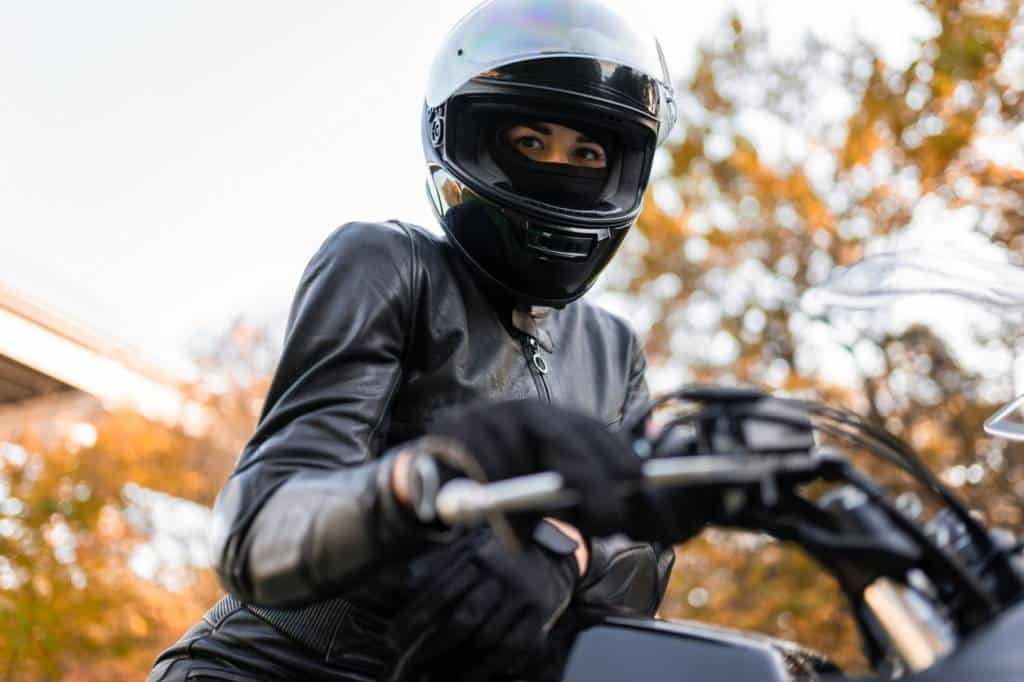 femme à moto